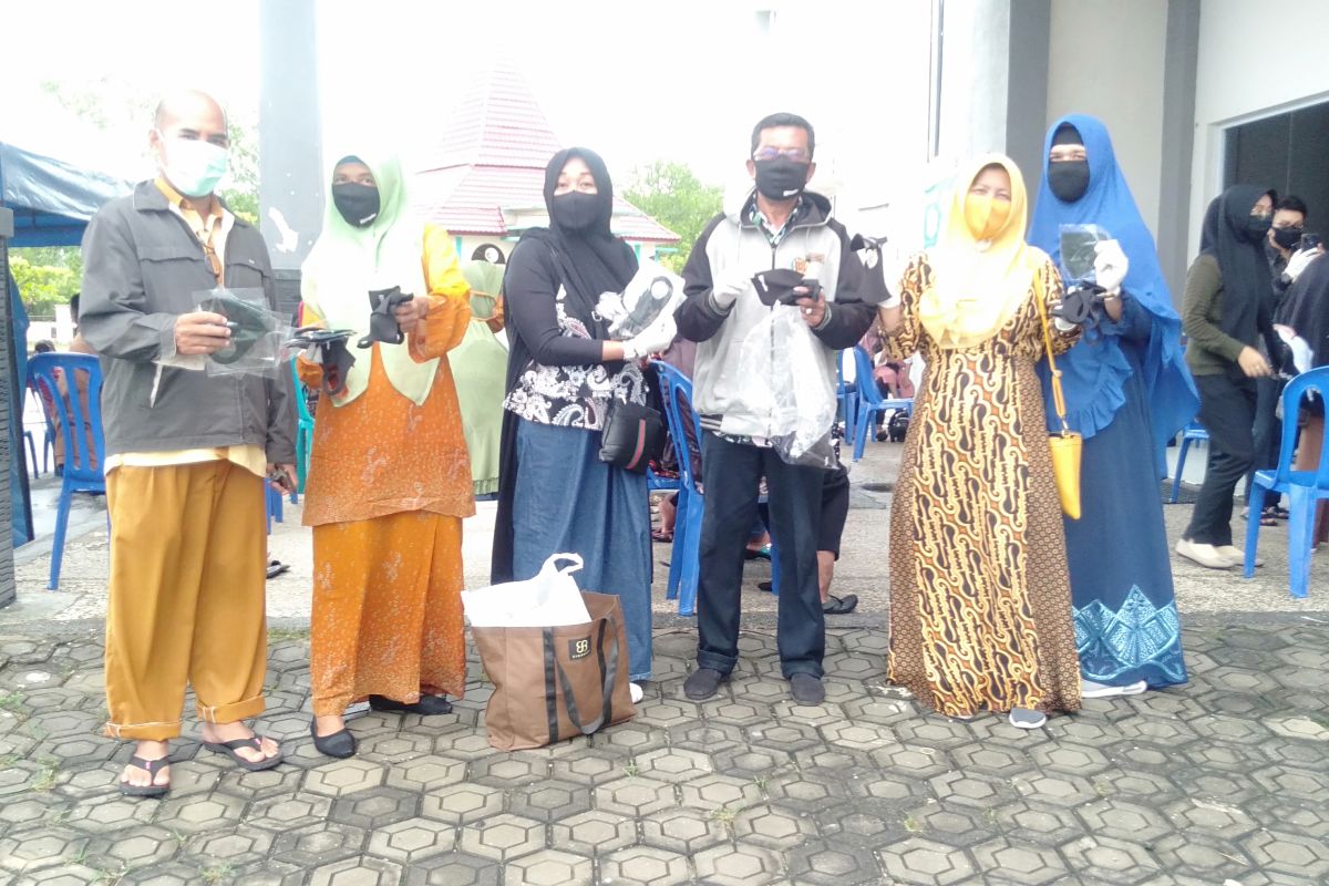 Alumni 88 SMA I Bukit Batu bagi 2400 masker ke masyarakat