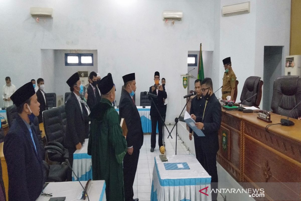 Ahmad Taufik dilantik menjadi anggota DPRD Madina