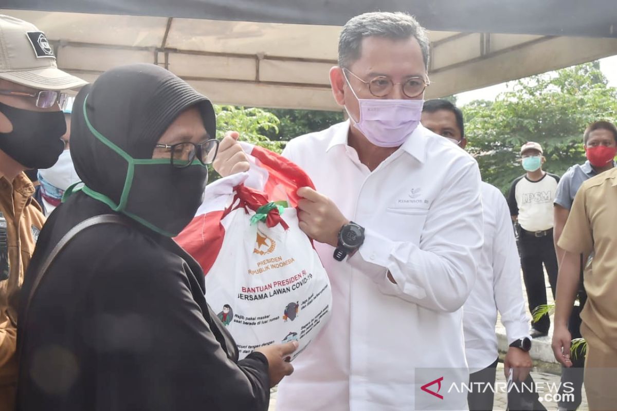Kemensos bagikan 70.224 paket sembako Presiden ke tujuh kecamatan di Bogor