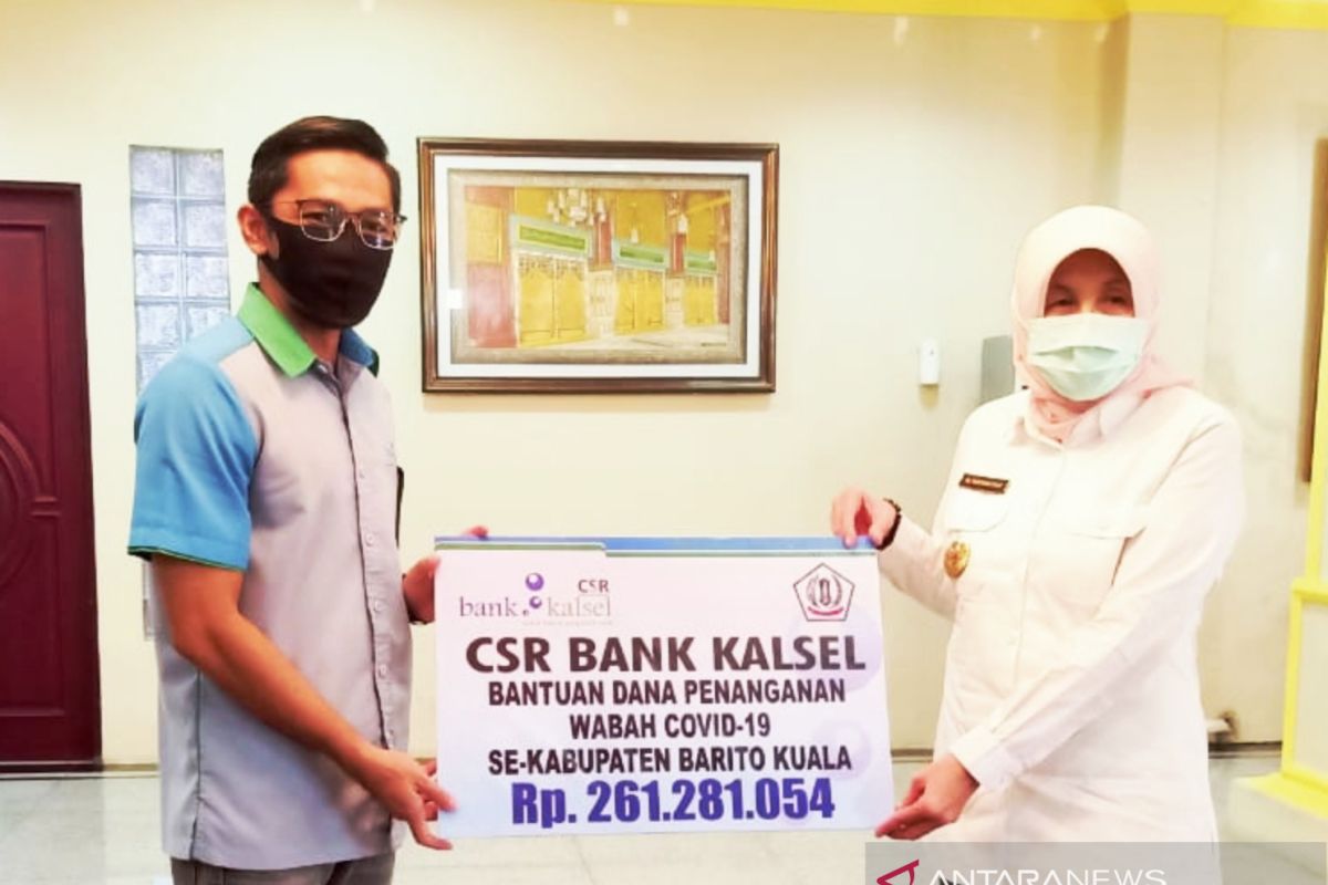 Bank Kalsel serahkan dana CSR dan APD ke Pemkab Batola