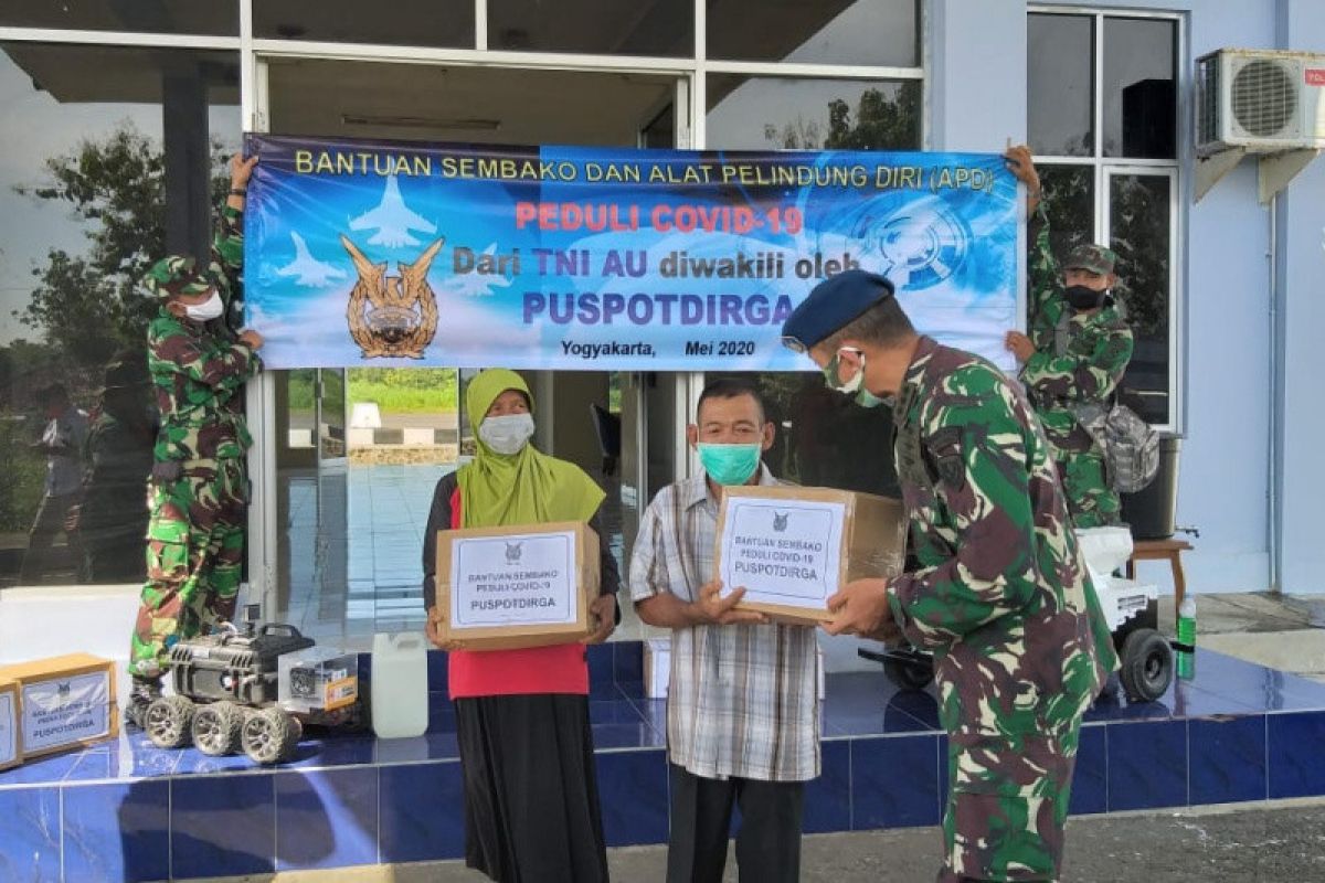 TNI AU Adisutjipto bantu sembako warga terdampak COVID-19