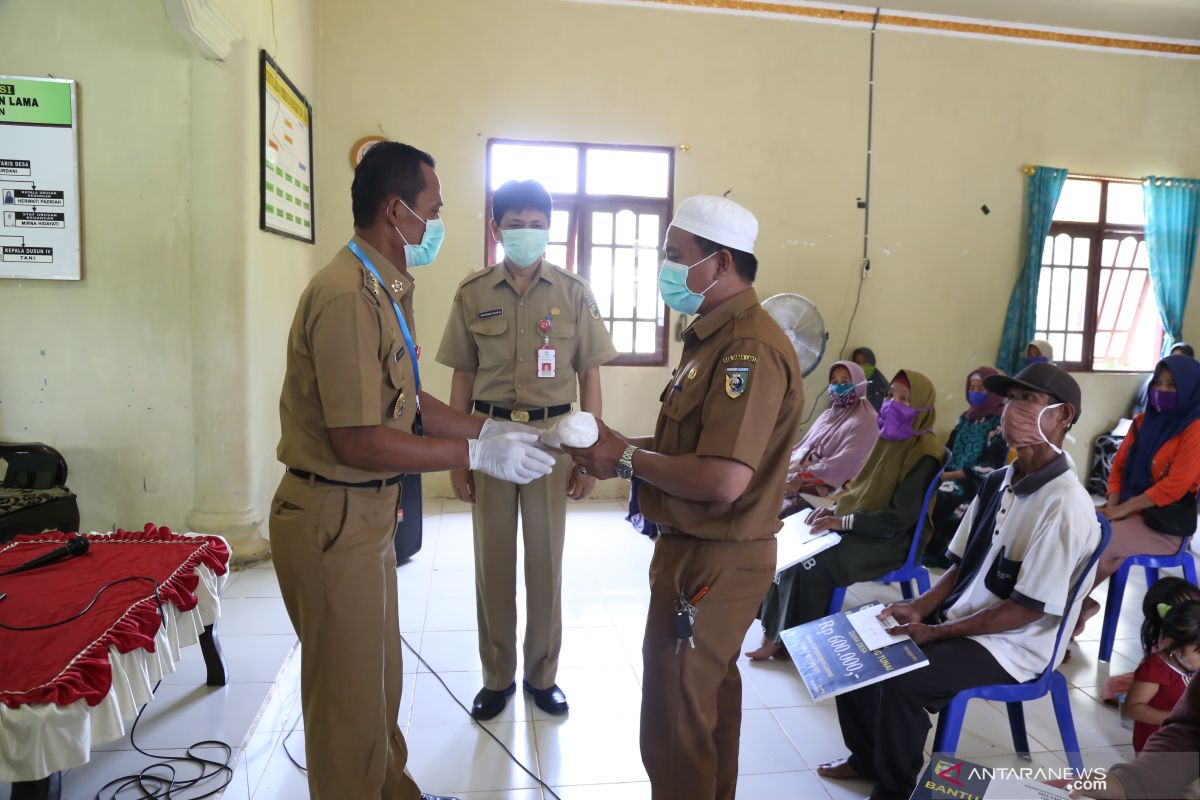 Operasi pasar Kecamatan Panyipatan jual 2,5 ton gula pasir