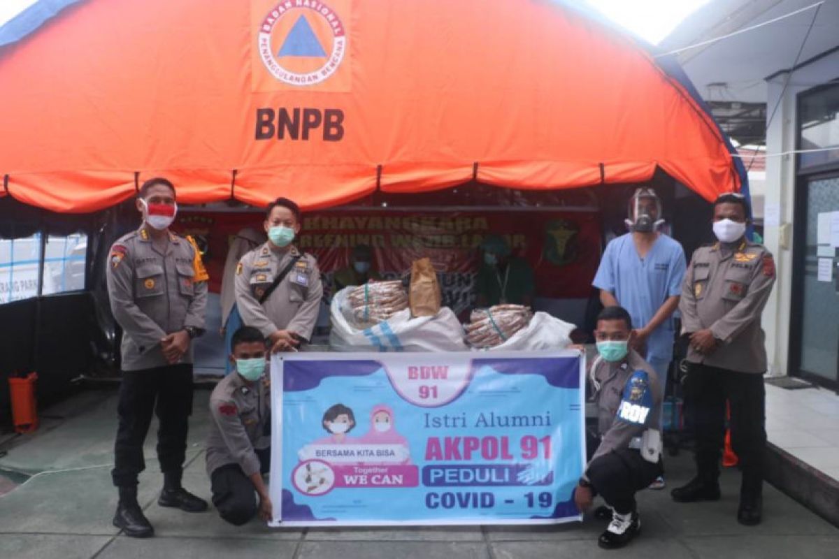 Istri alumnus Akpol 91 berikan APD petugas medis di RS Bhayangkara Polda Papua