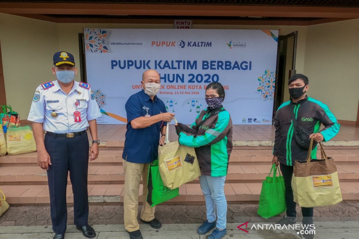 Ojek Online Kota Bontang Terima Bantuan Pupuk Kaltim Berbagi