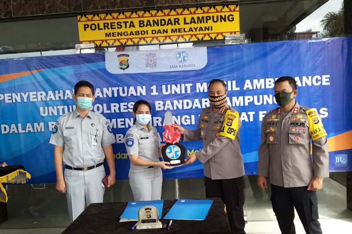 Jasa Raharja Lampung serahkan bantuan mobil ambulans ke Polresta Bandarlampung