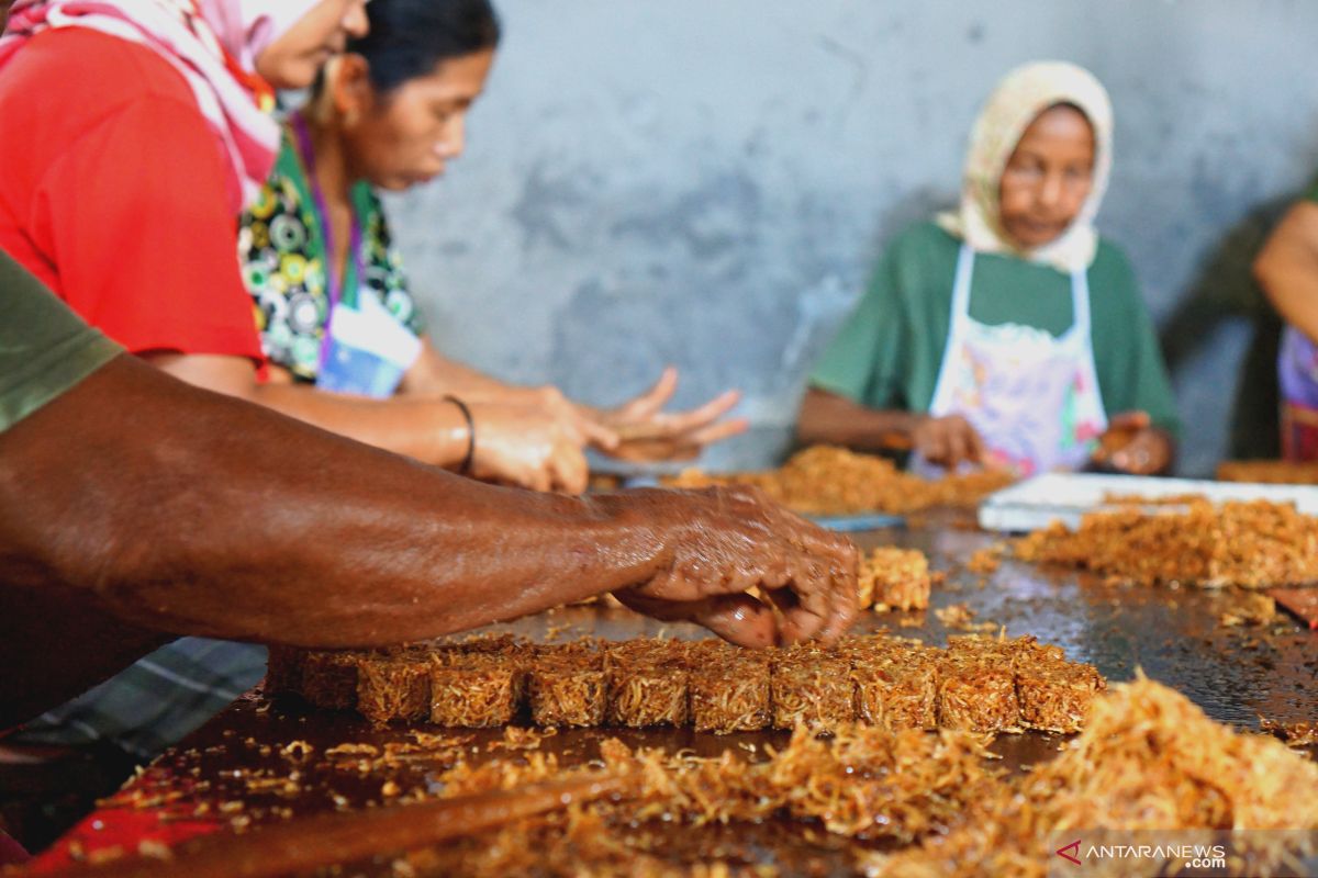 Produksi UKM jajanan tradisional di Tulungagung anjlok