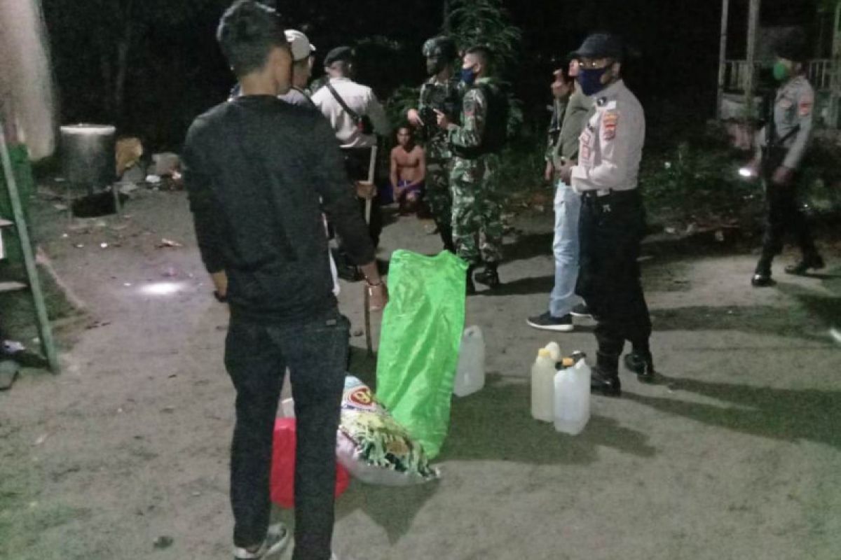 Polri-TNI di Sarmi patroli malam imbau warga cegah penyebaran virus corona