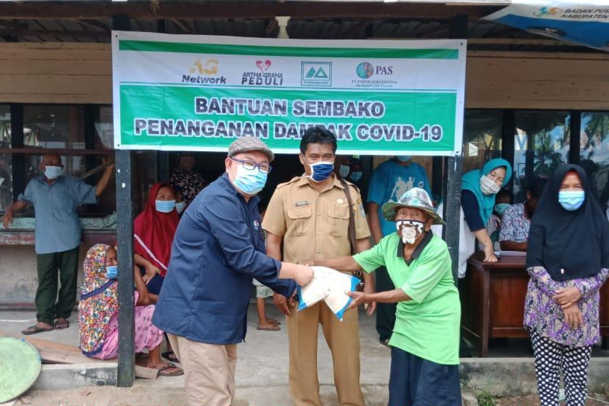 Artha Graha Peduli melalui PT Pasifik Agro Sentosa serahkan bantuan penanganan dampak COVID -19