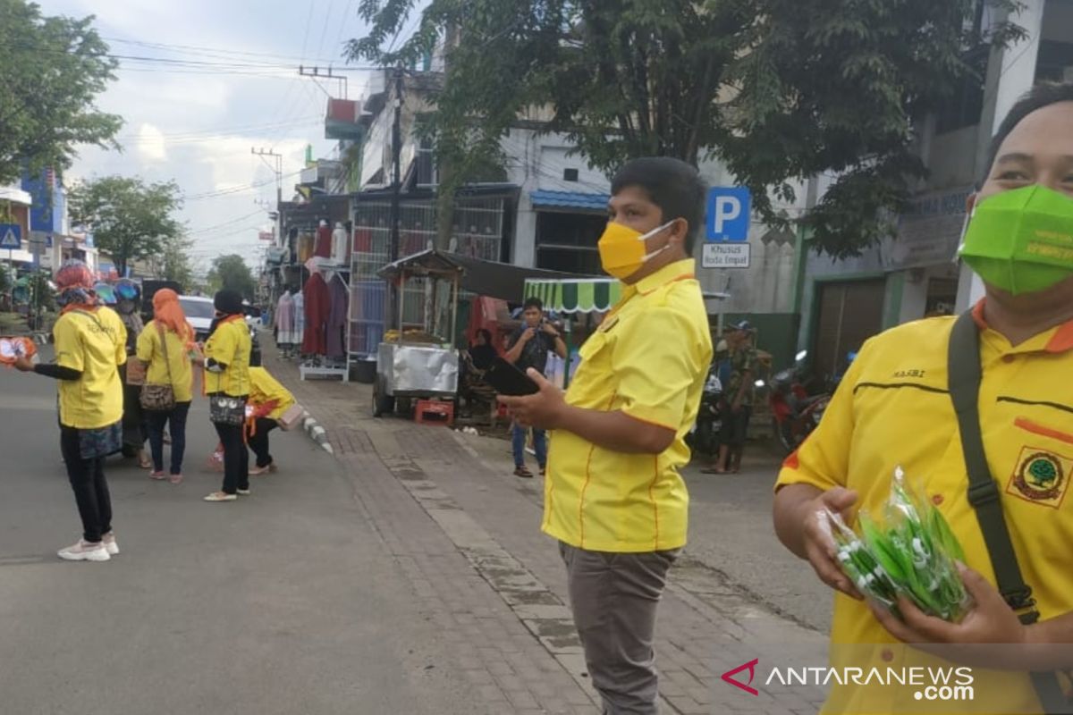 Partai Berkarya HST bagikan 4 ribu masker gratis di pasar desa