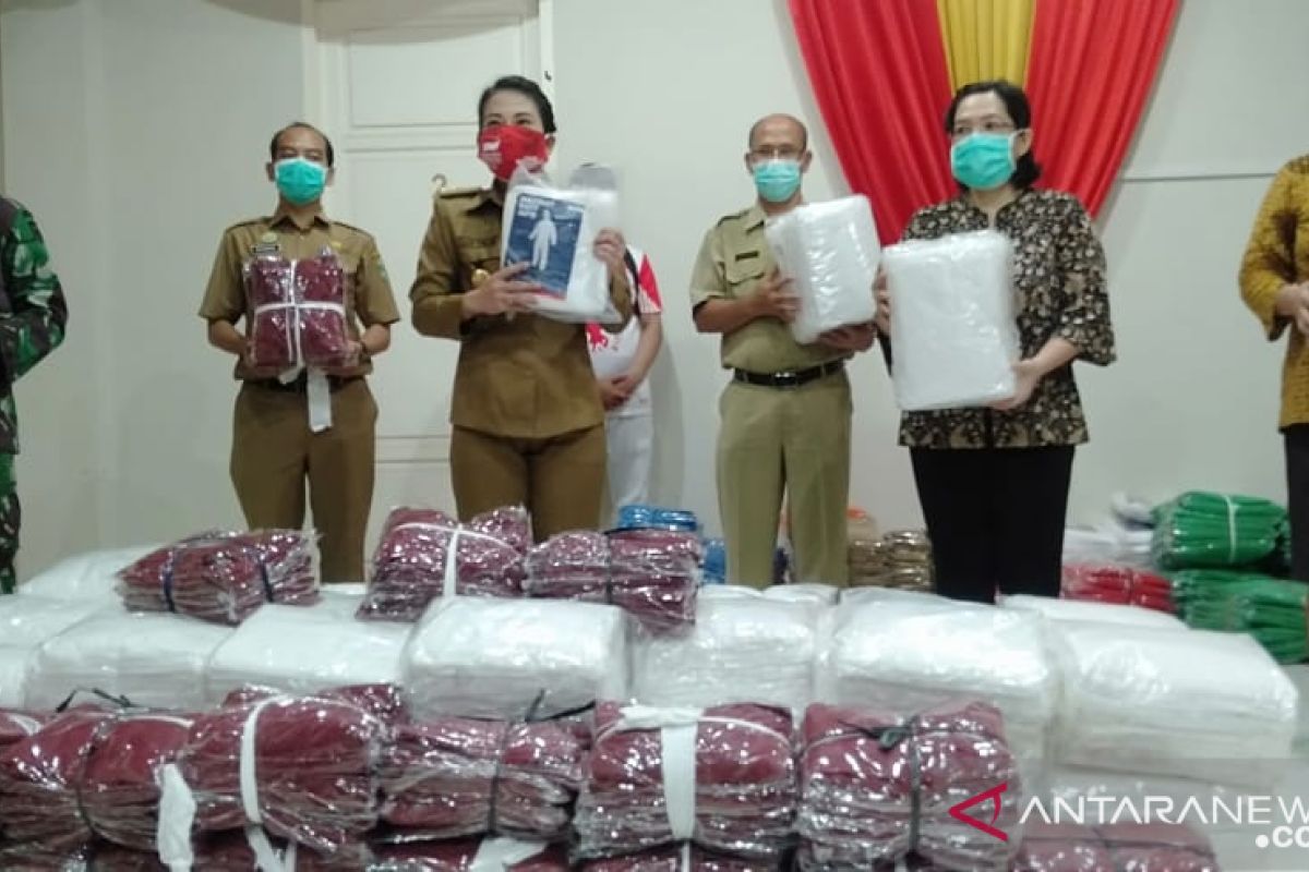 Tjhai Chui Mie salurkan 1.272 baju Hazmat ke Rumah Sakit