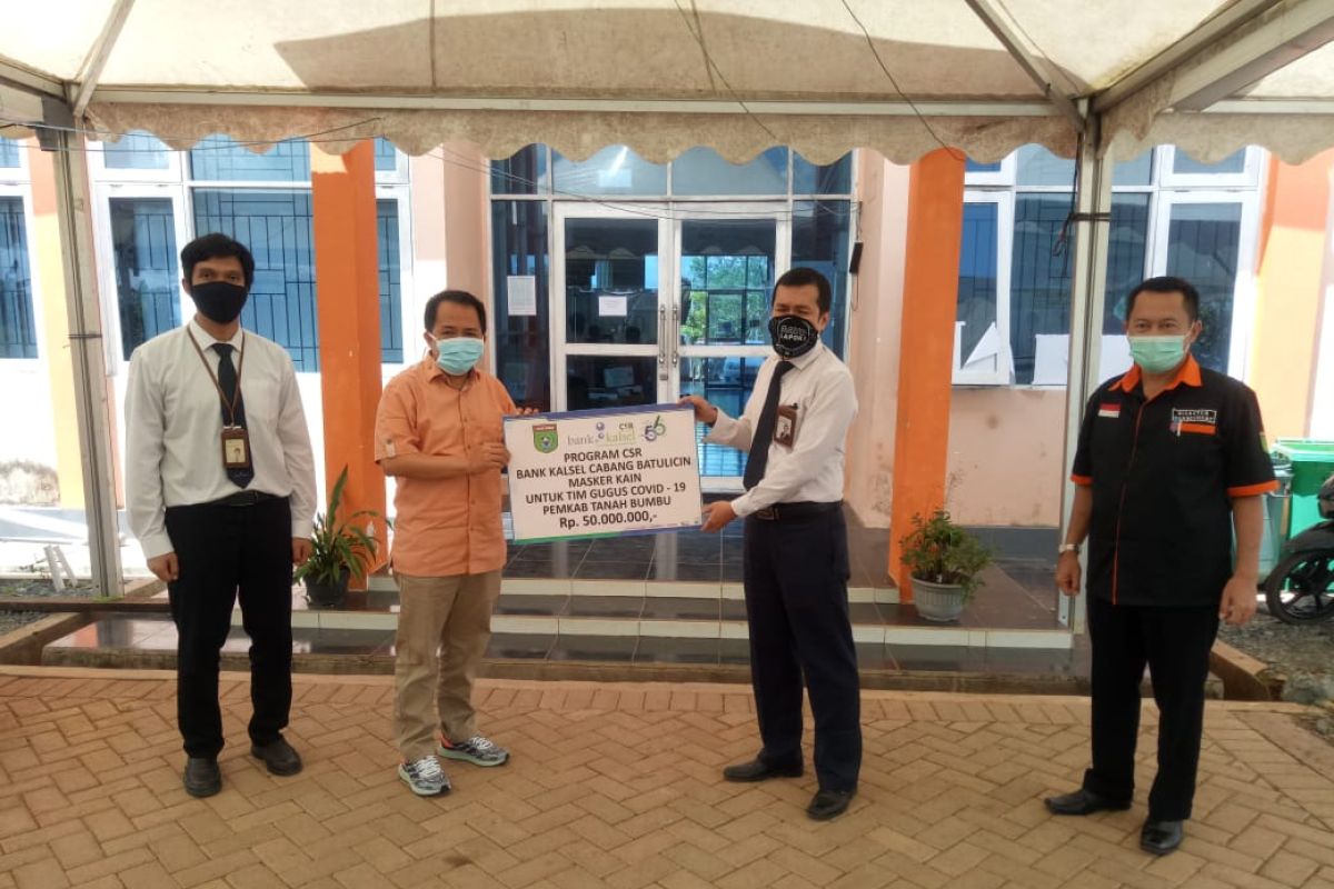 Bank Kalsel bagikan ribuan masker perangi COVID-19