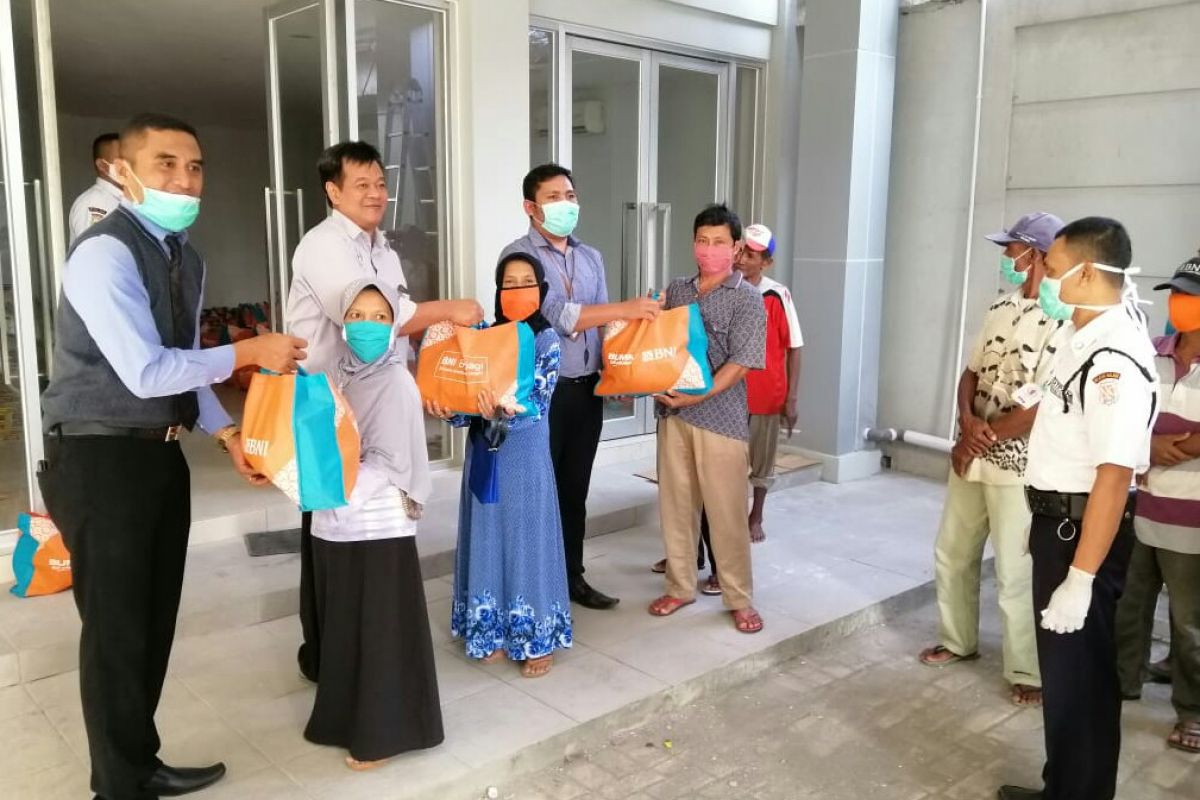 BNI Lumajang bagikan 300 paket sembako kepada warga terdampak COVID-19