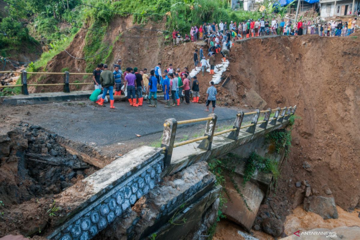 Putus, jembatan ruas penghubung Banten-Jawa Barat