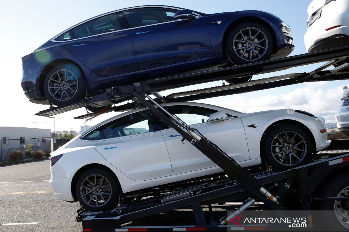 Penjualan online membuat permintaan kendaraan listrik Tesla tetap naik