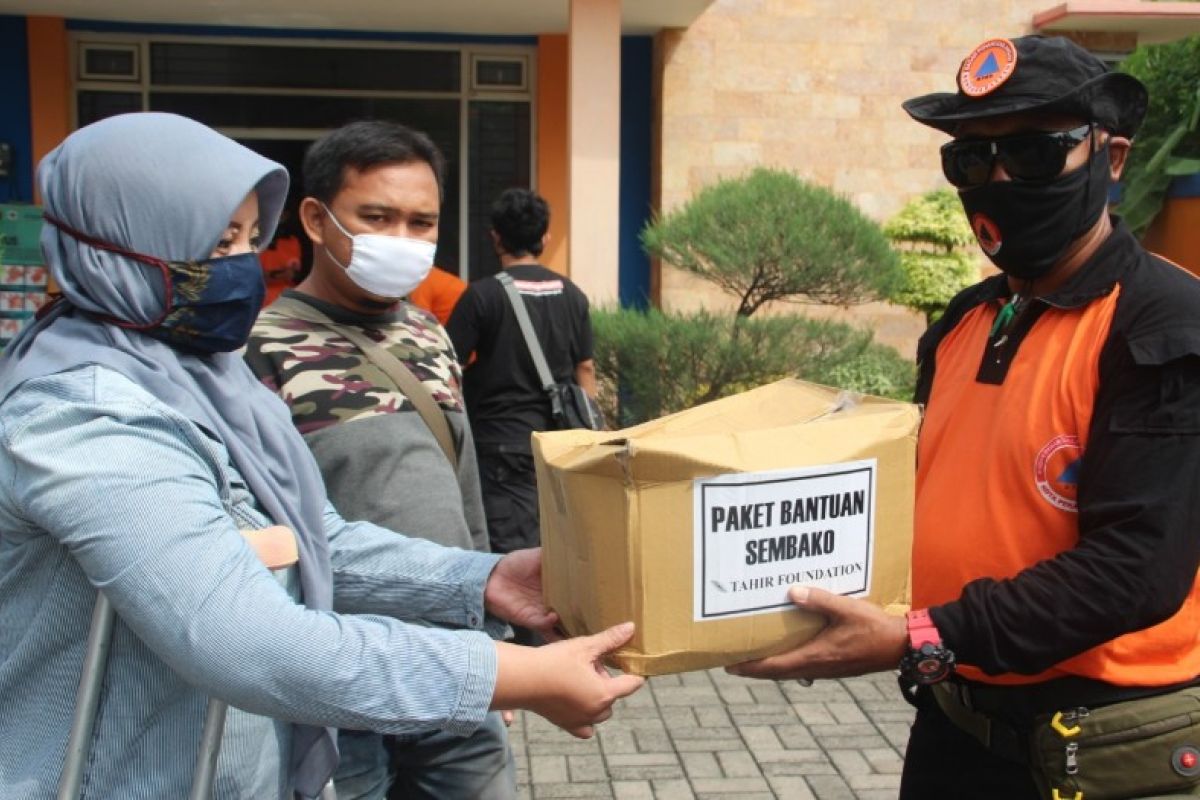 79 difabel di Pekalongan terima bantuan paket sembako