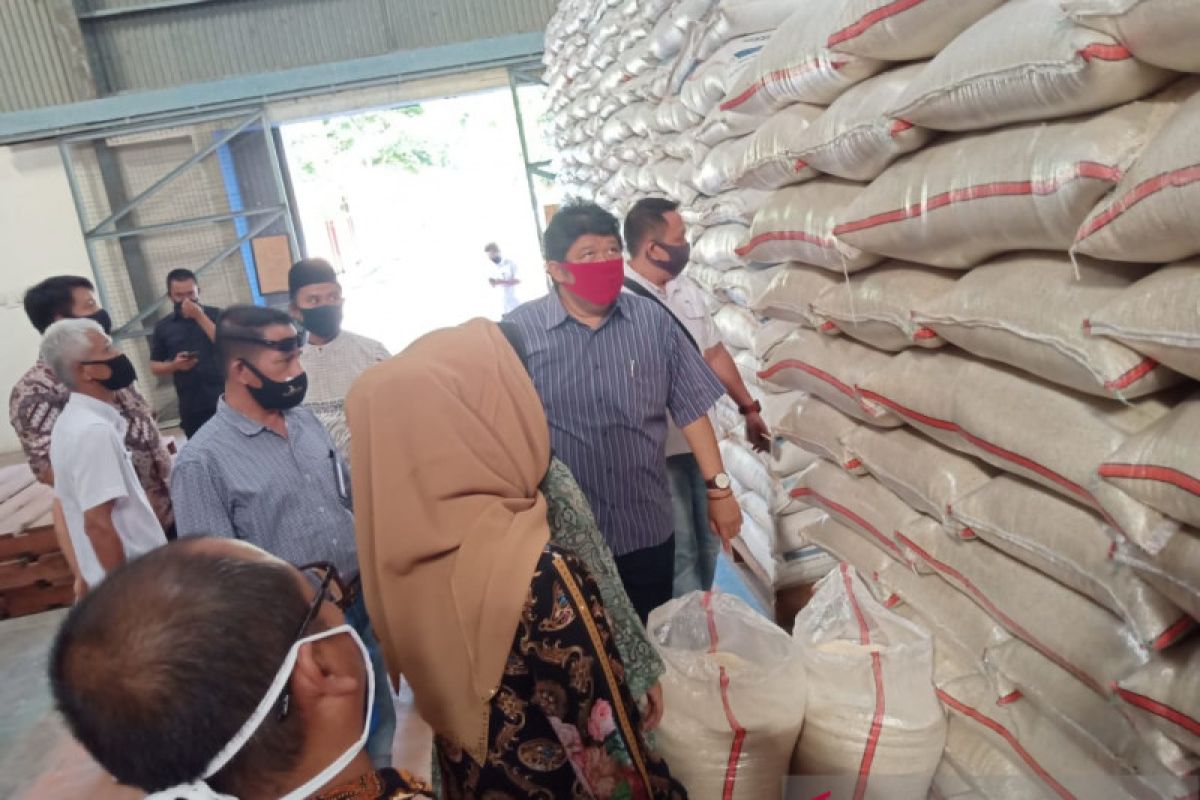 DPRD Karawang temukan cadangan beras untuk dapur umum berkutu dan bau