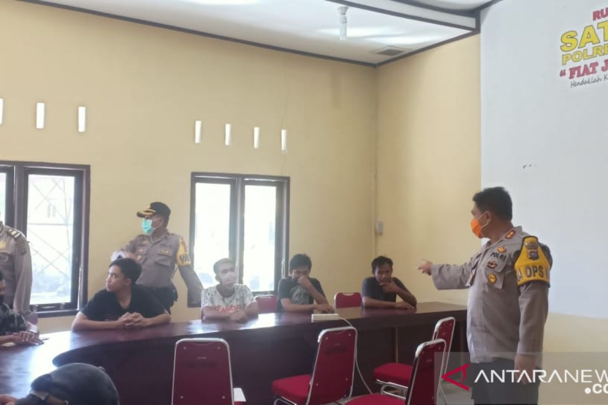 Akibat melanggar aturan PSBB, 12 orang diamankan polisi di Pasaman Barat