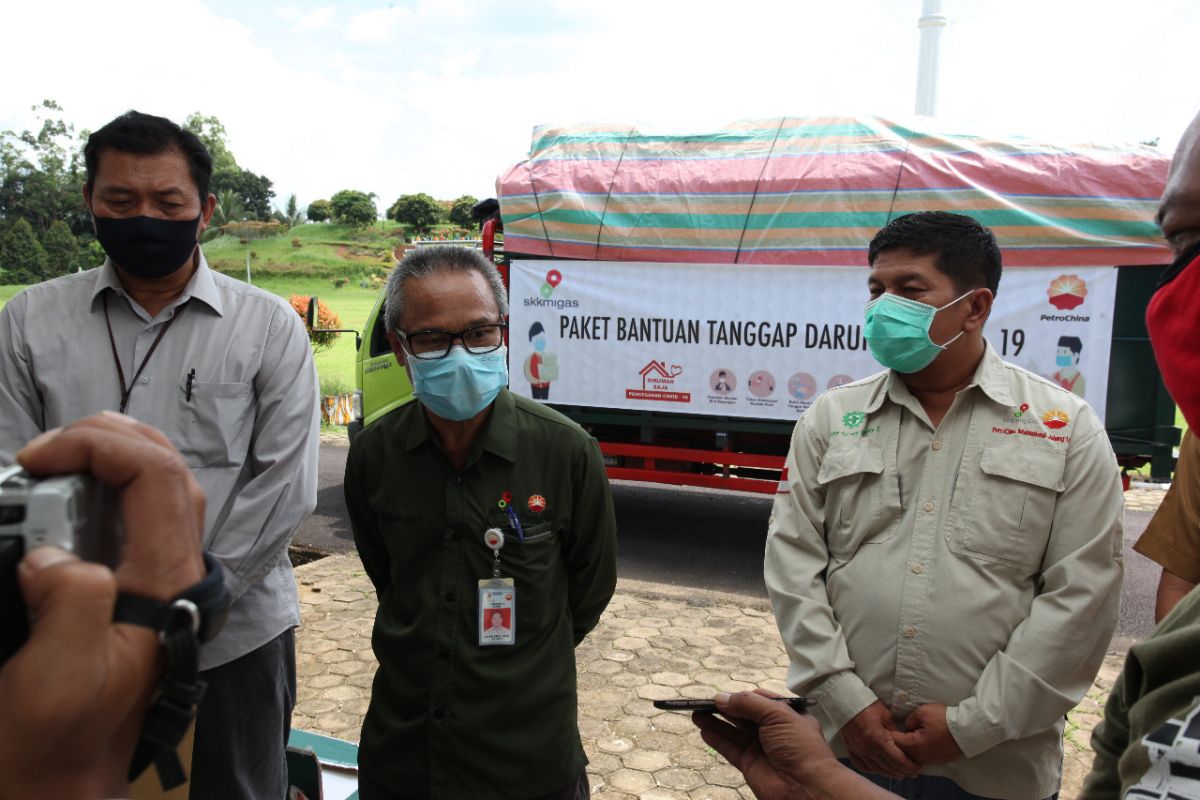 SKK Migas-PetroChina serahkan bantuan sembako bagi masyarakat Tanjungjabung Timur