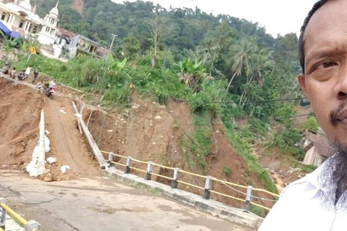 Bridge linking Banten, West Java areas collapses after landslide