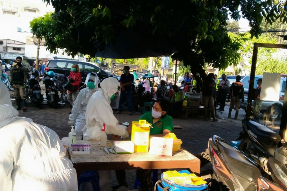 50 pedagang Pasar Kembang Surabaya jalani uji cepat corona