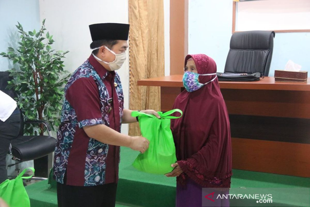 Baznas Distribusikan Sembako Kepada Dhuafa dan Lansia