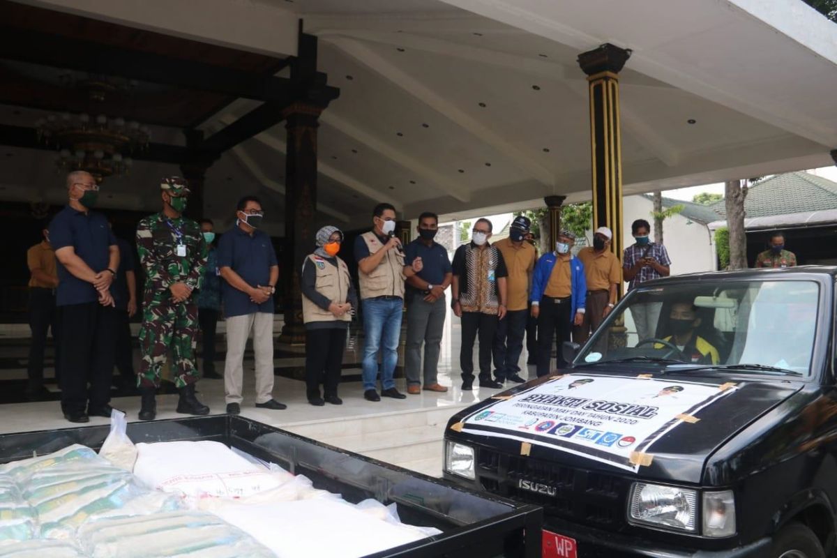 BPJS Ketenagakerjaan serahkan bantuan bahan pokok ke pekerja di Jombang