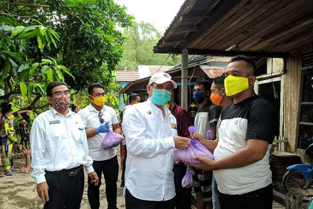 Bupati bagi 200 paket sembako dan 1000 masker di Desa Batuah