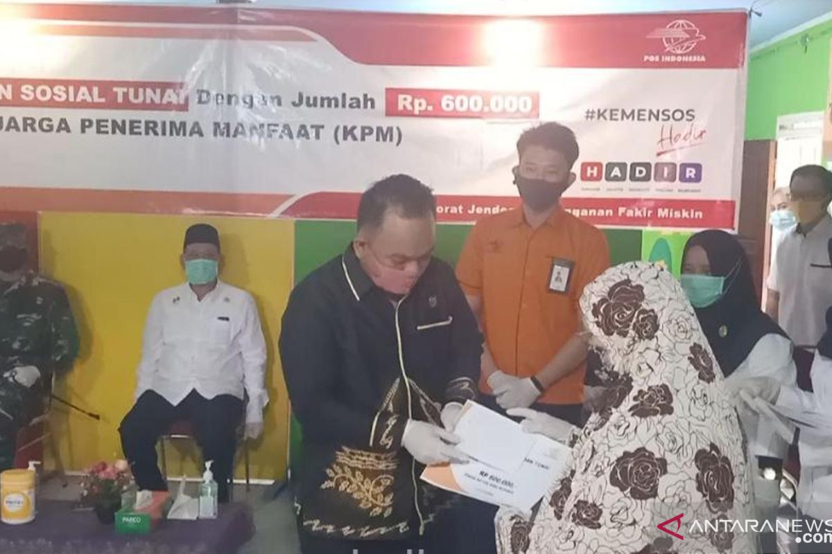 Awaludin serahan bantuan Kemensos kepada PKM