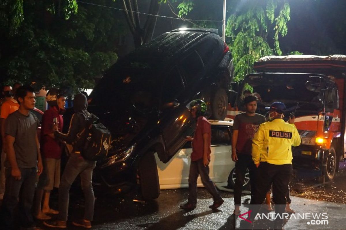 Kecelakaan beruntun empat mobil, belum diketahui berapa korban