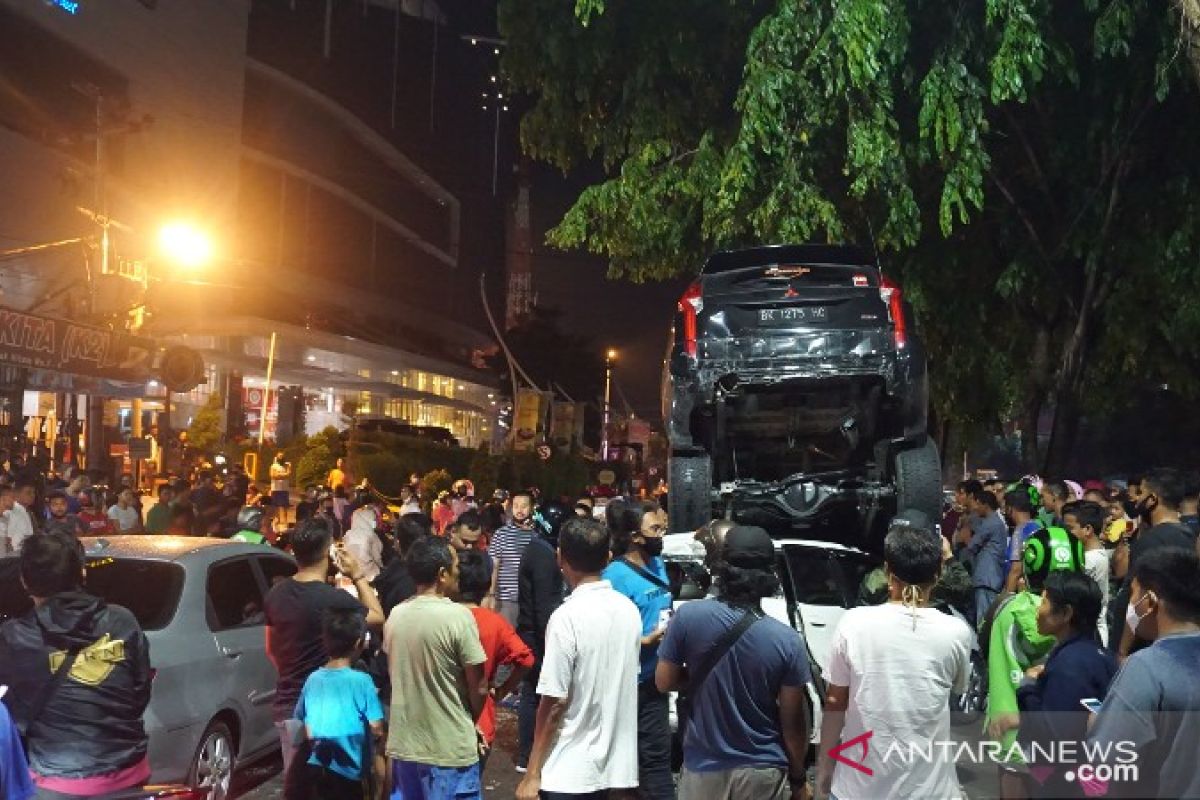 Tabrakan beruntun di jalan ring road, seorang perempuan terluka karena melompat ke luar mobil