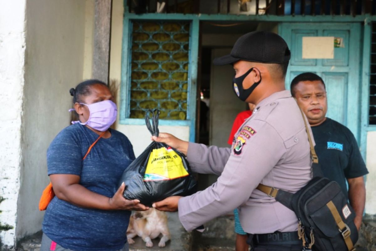 Satgas Aman Nusa berikan paket sembako kepada disabiltas di Kota Jayapura