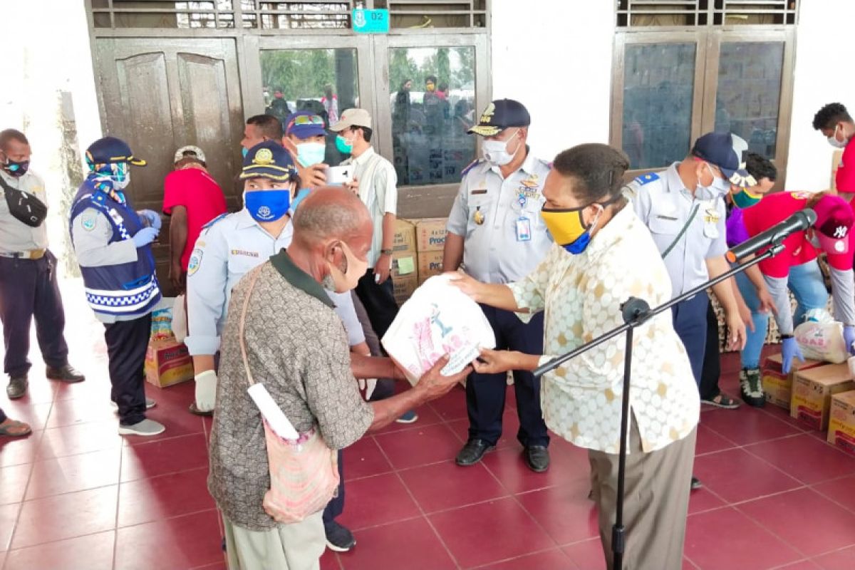 Pemkab Jayapura salurkan bahan makanan kepada 800 sopir angkot