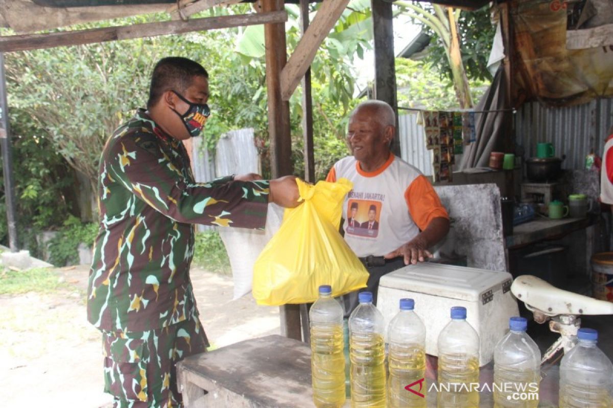 Brimob Polda Sumut bagikan ratusan paket sembako di tiga daerah