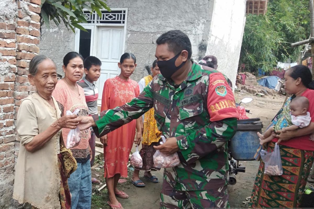 Babinsa Cikande berikan menu berbuka untuk warga terdampak COVID-19