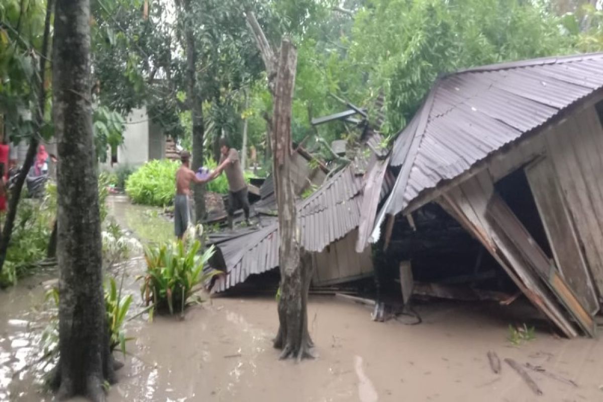 Hujan deras landa Kota Stabat Langkat satu rumah panggung rubuh