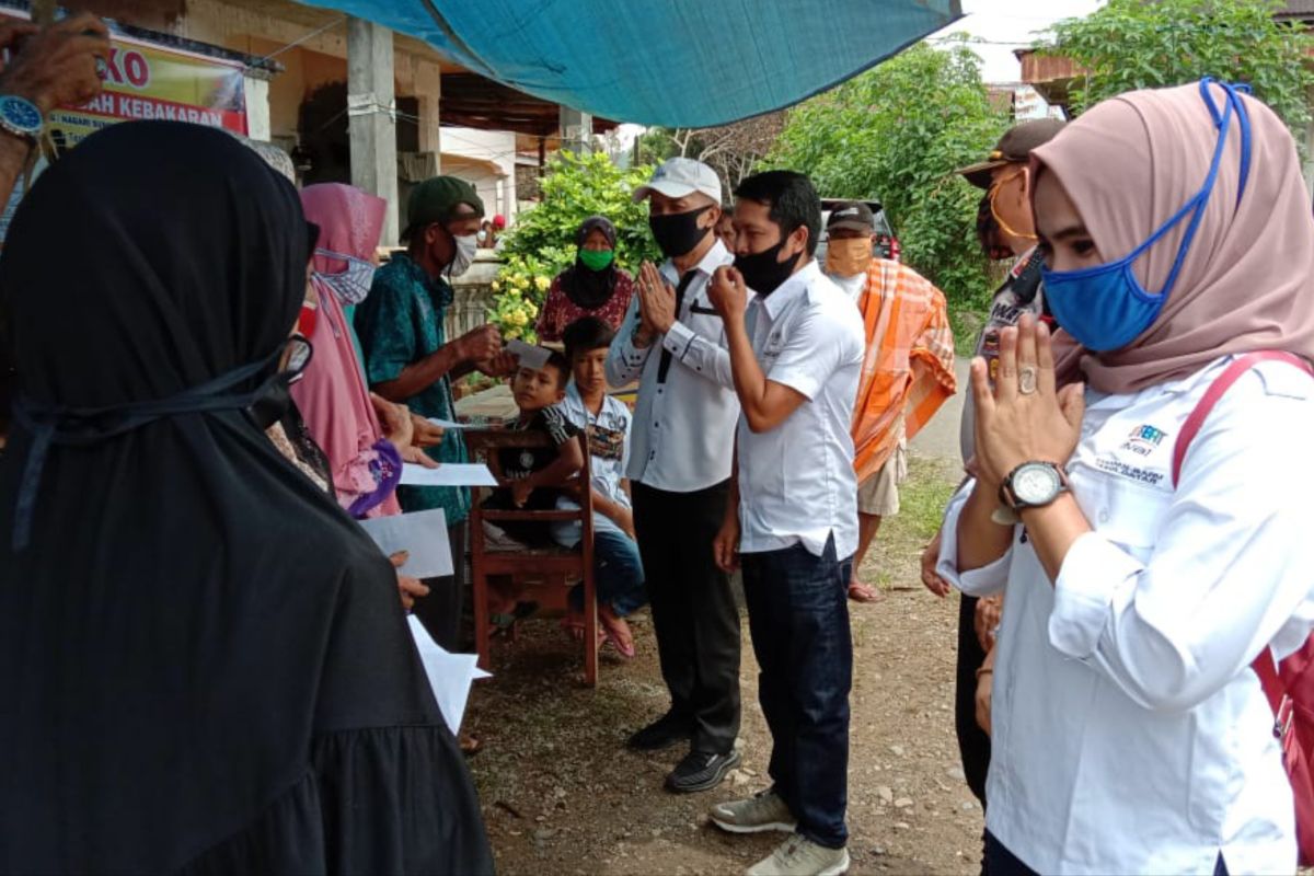 Tujuh kepala keluarga korban kebakaran di Tanah Datar terima bantuan perantau