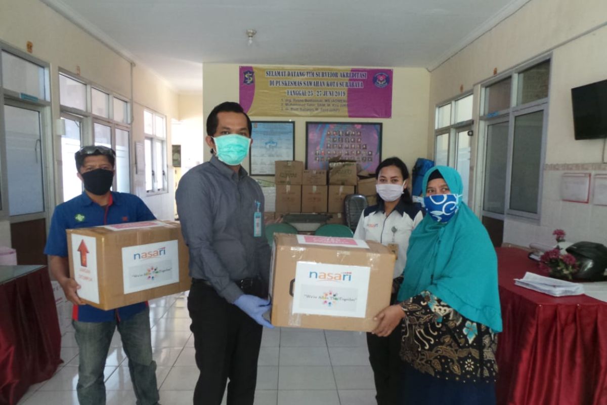 KSP Nasari serahkan bantuan APD ke puskesmas Surabaya
