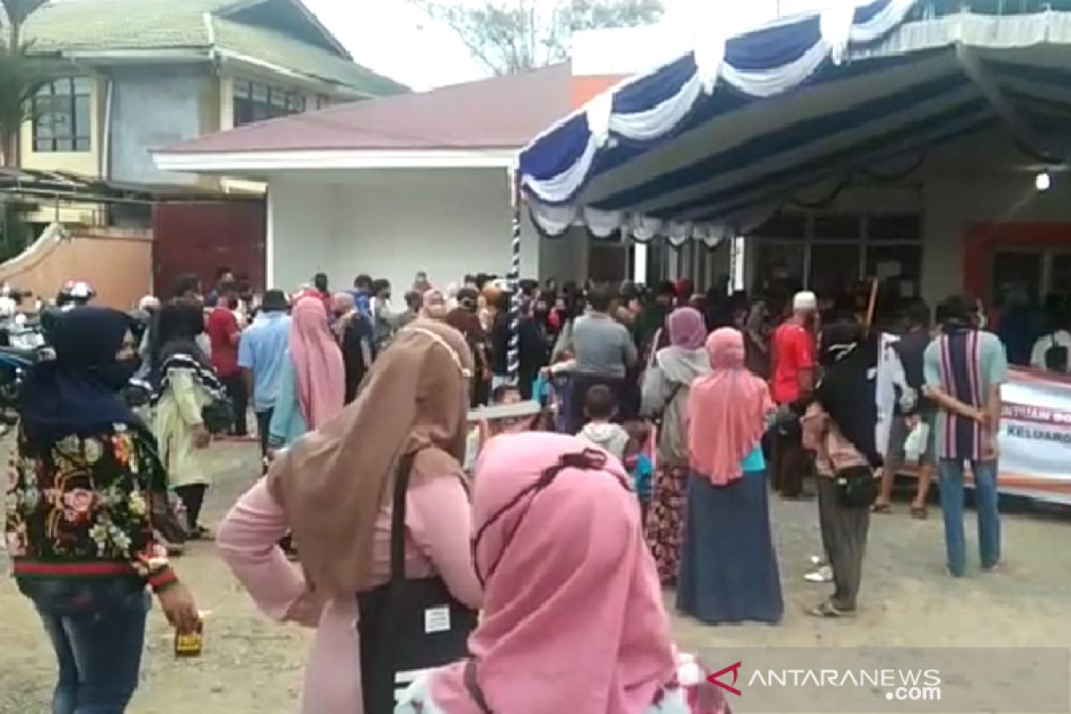 Pengambilan BST di Kantor Pos Kapuas abaikan protokol COVID-19