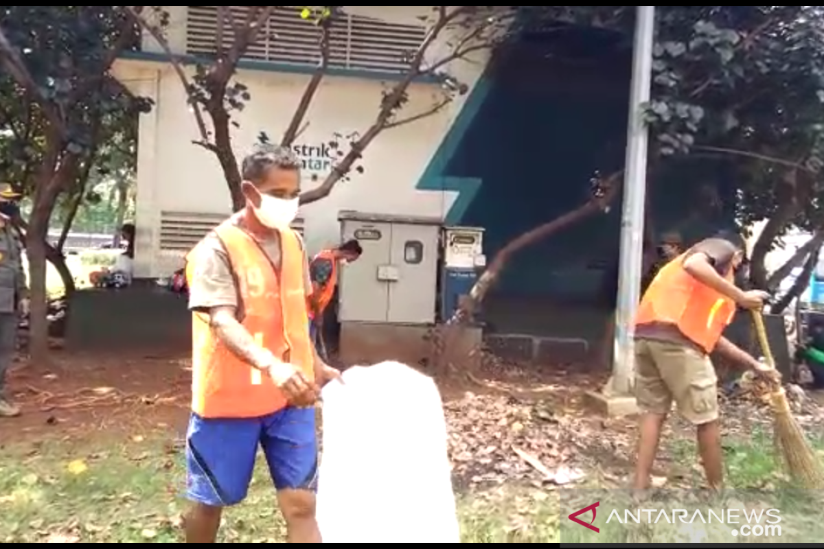 Pelanggar PSBB di Jakarta Utara disanksi bersihkan fasilitas umum