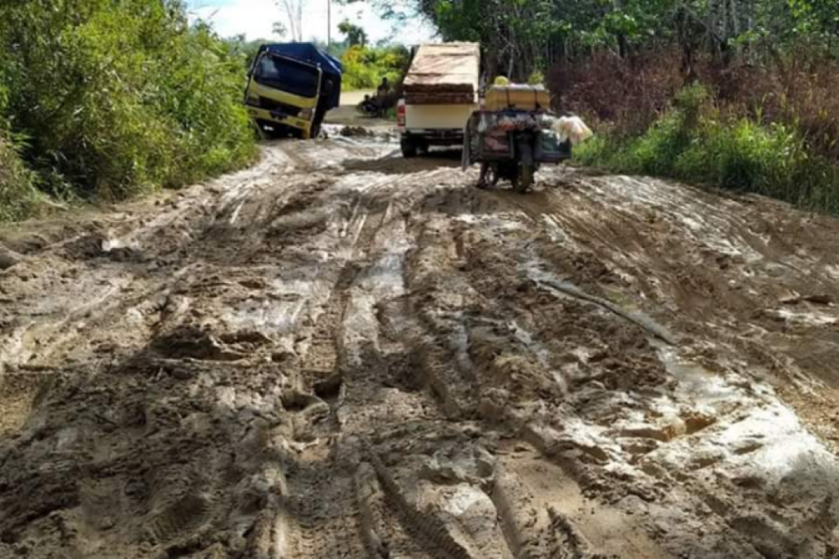 Jalan Menendang - Nanga Temenang Kapuas Hulu rusak berat