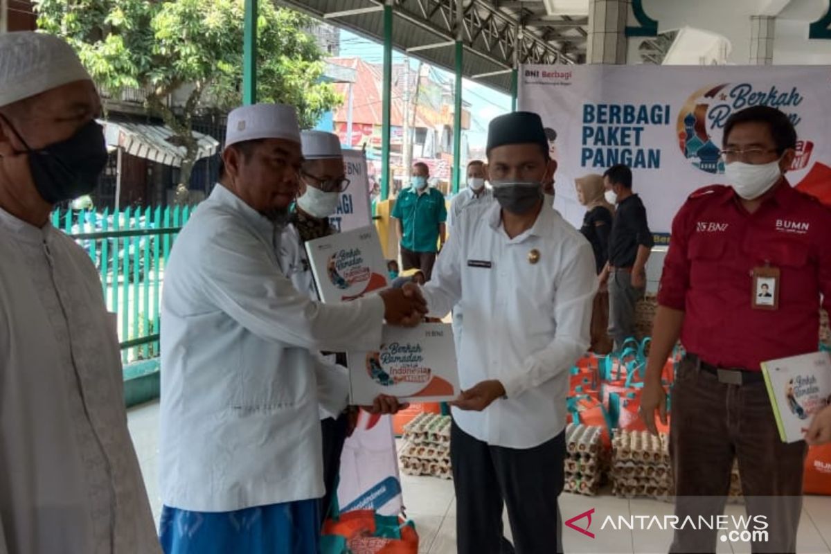 Berkah Ramadhan, Wabup HST bersama BNI berbagi paket pangan