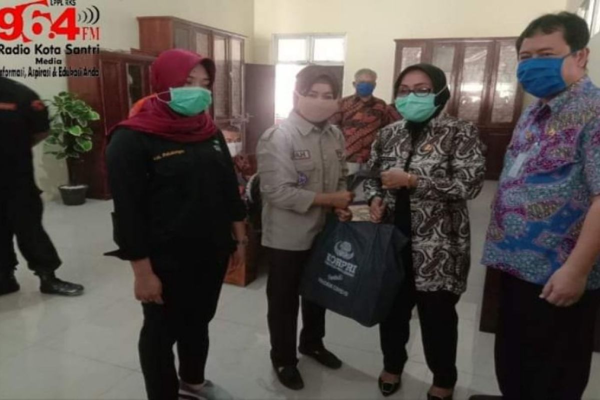 Relawan penanganan COVID-19 di Pekalongan terima bantuan paket sembako