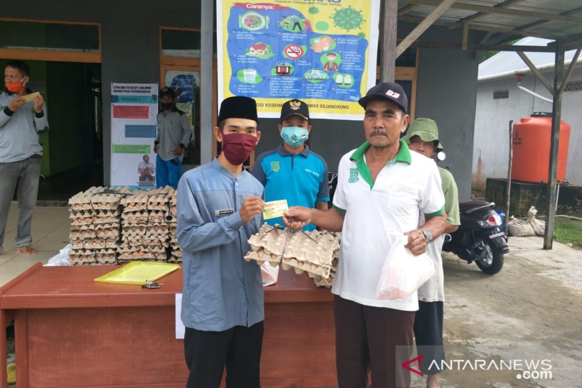 Pemdes Sendoyan salurkan paket sembako murah Pemda Sambas