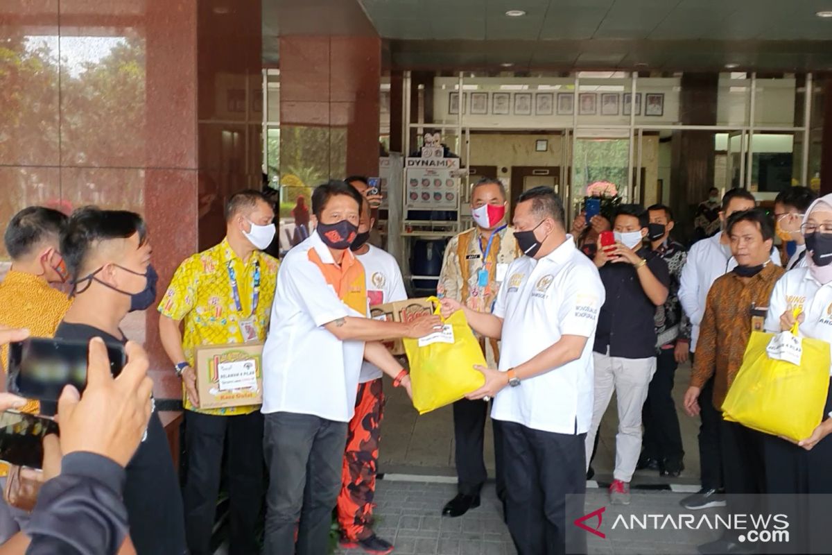 Bamsoet beri 200 paket bansos bagi sopir angkutan umum di DKI Jakarta