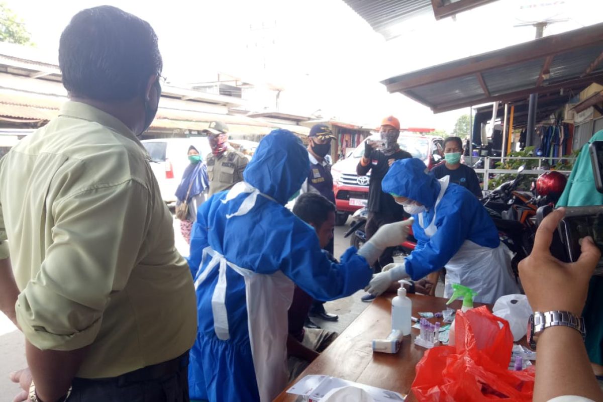 Delapan pedagang di Pasar Pagi Putussibau jalani rapid test