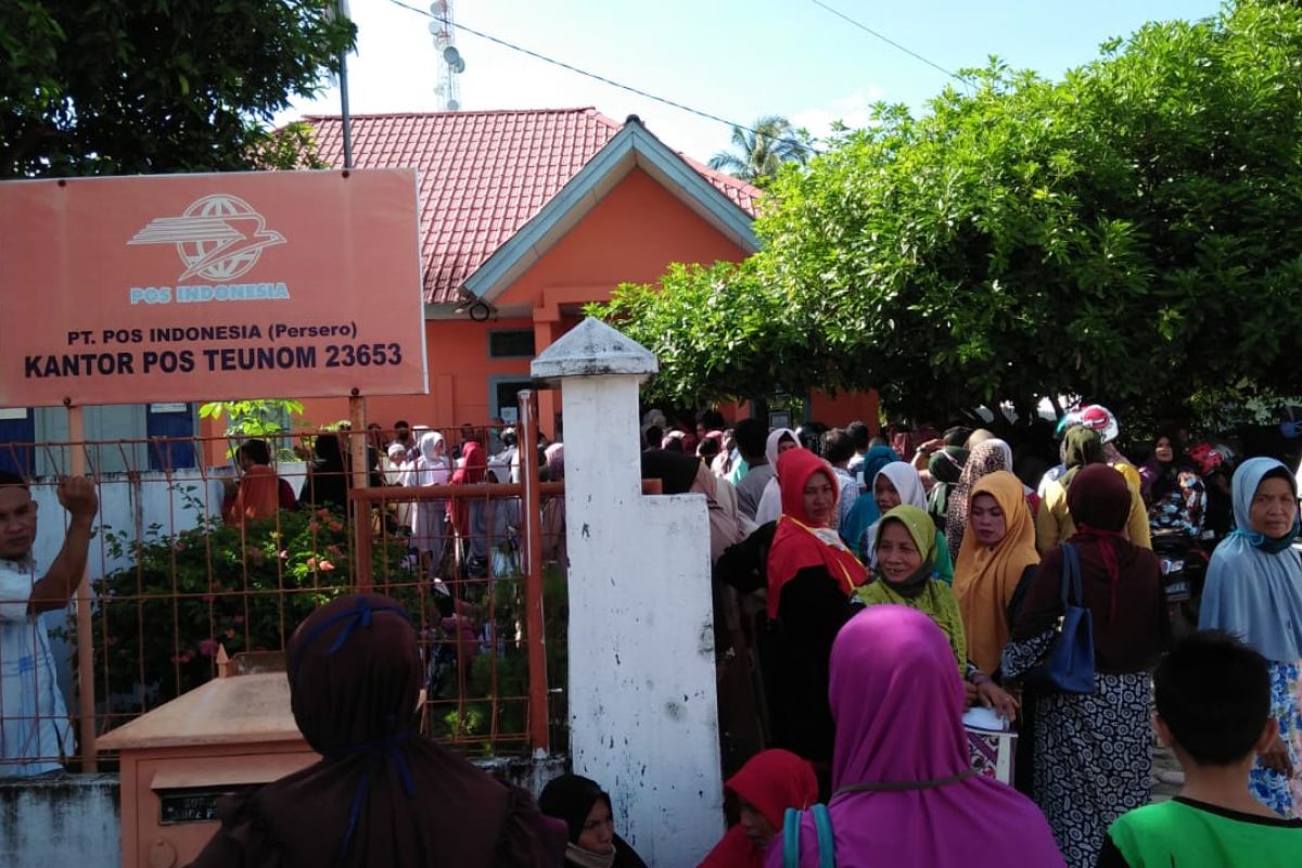 Pengambilan BLT di kantor Pos Aceh Jaya abaikan protokol kesehatan