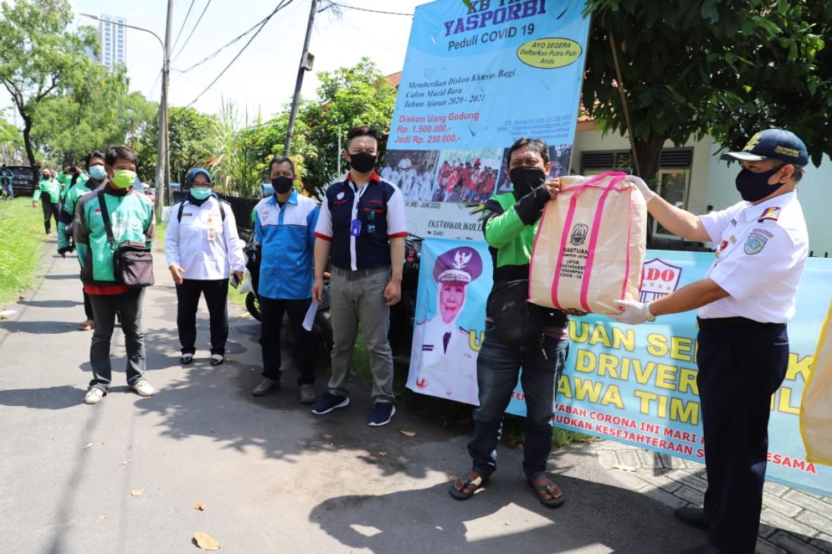 Dishub Jatim bagikan 500 paket sembako untuk pengojek daring