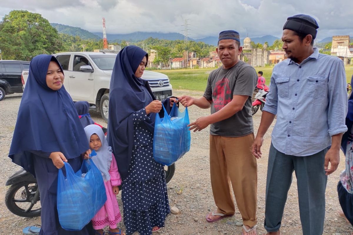 Bupati Akmal lestarikan tradisi berbagi di Mesjid Agung Abdya