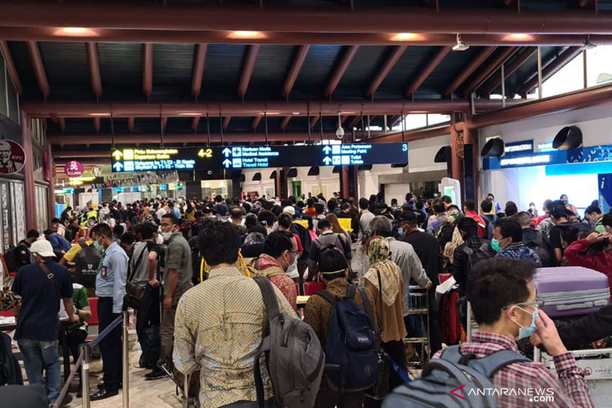 Kemarin, Erick rombak direksi PLN sampai Bandara Soetta membeludak