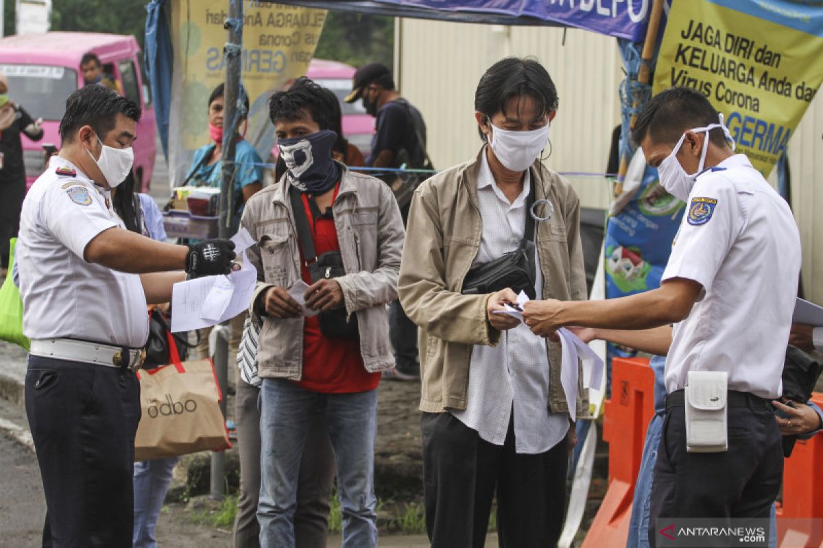 Kemarin, pengguna KRL anjlok hingga omzet penjualan batik merosot